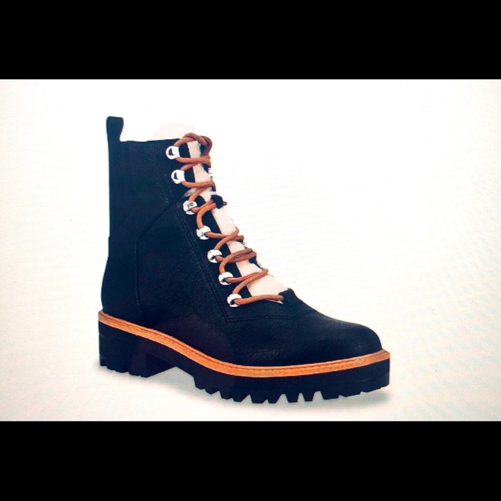 Black stylish ankle sherpa boot & rugged lug sole.